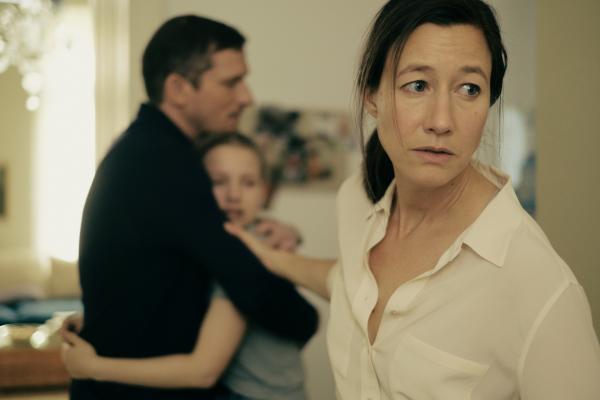 Bild 1 von 15: Sarah (Johanna Wokalek, r.) fällt es schwer, ihre Tochter Fanny (Annika Wonner, M) beim Abschied von ihrem Vater Erik (Till Firit) leiden zu sehen.