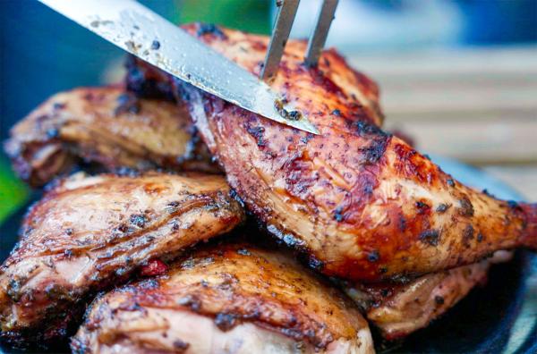 Bild 1 von 2: Bei Sams Barbecue gibt es typisch jamaikanisches Jerk Chicken.