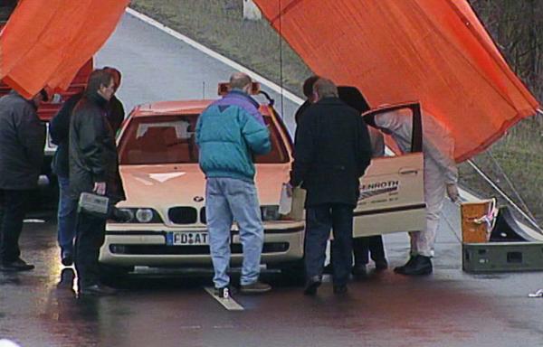 Bild 1 von 1: Hans Plüschkes Taxi am Tatort.