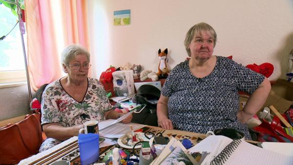 Bild 1 von 4: Elke (li.) ist bei Dagmar zu Besuch. Die beiden nutzen die Zeit für ein offenes Gespräch über ihre aktuellen Sorgen.