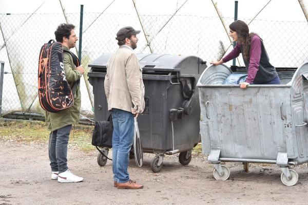 Bild 1 von 11: Als Fahri (l.) und Christian (M.) Christians Ex Josie (Joanna Kitzl, r.) in einem Müllcontainer treffen, will sie ihn unbedingt wiedersehen. Ihr gemeinsames Dinner endet allerdings im Desaster ...