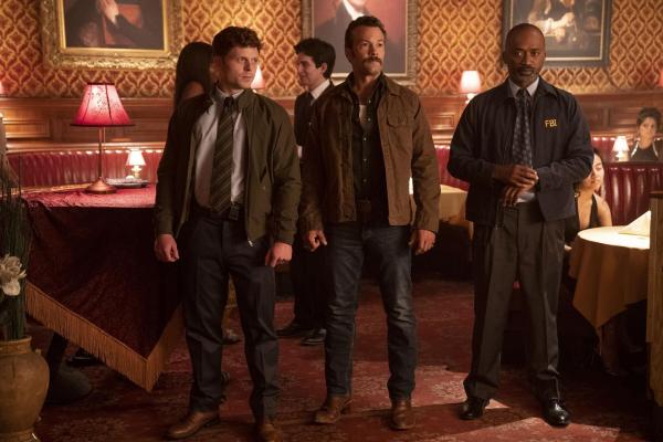 Bild 1 von 18: Special Agent Bernard Randolf (Caleb Foote, l.); Special Agent Mike Franks (Kyle Schmid, Mitte)