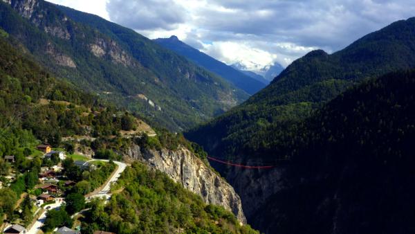 Bild 1 von 10: Val d?Anniviers mit Niouc-Brücke.