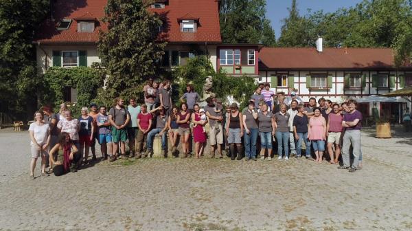 Bild 1 von 4: Die Hofgemeinschaft auf dem Hofgut Rengoldshausen.