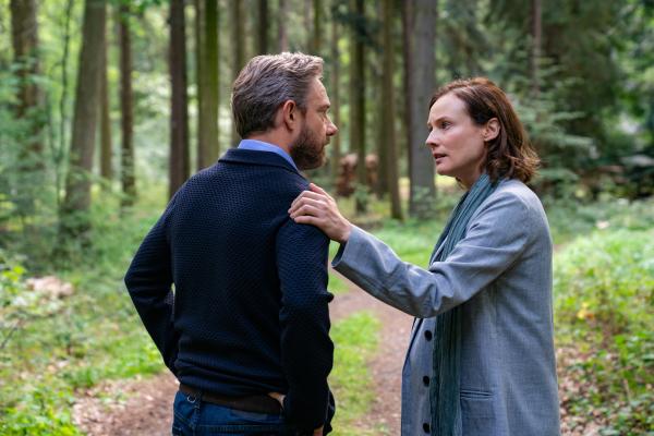 Bild 1 von 13: Rachel (Diane Kruger) wendet sich vertrauensvoll an ihren Mossad-Verbindungsmann Thomas Hirsch (Martin Freeman), der sich bisher immer für sie eingesetzt hat.