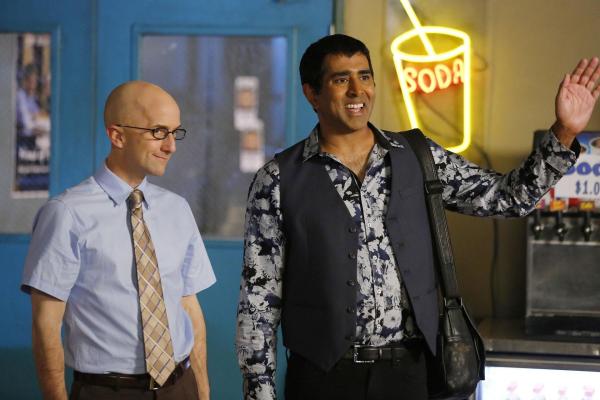 Bild 1 von 31: Weil der rassistische Komiker Gupta Goopti Gupta (Jay Chandrasekhar, r.) am Greendale College auftreten wird, haben anonyme Hacker Dean Pelton (Jim Rash, l.) und dem Rest des Colleges angedroht, deren E-Mails zu veröffentlichen ...