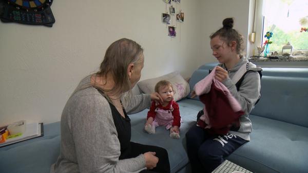 Bild 1 von 2: Lisa (re.) mit Töchterchen Prya und ihre Oma Petra