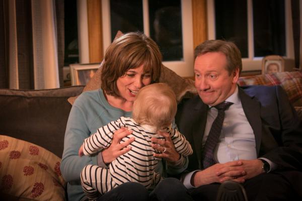 Bild 1 von 9: Die glückliche Familie Barnaby: Sarah (Fiona Dolman), Baby Betty und John Barnaby (Neil Dudgeon).