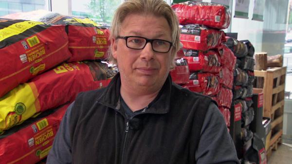 Bild 1 von 3: Grillprofi Andreas Hummel testet für die Reportage Grillanzünder, Kohle und Holzkohlegrills für unter 100 Euro - Schnäppchen oder Gefahrenquelle?