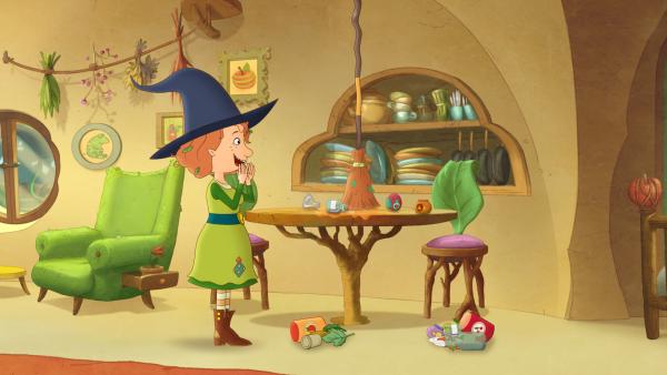 Bild 1 von 4: Petronella staunt: Ihr Hexenbesen ist plötzlich ein Zaubersauberbesen!© ZDF/Akkord Film/Bastei Lübbe AG - Honorarfreie Verwendung gemäß AGB im redaktionellen Zusammenhang mit genannter Sendung bei Nennung \