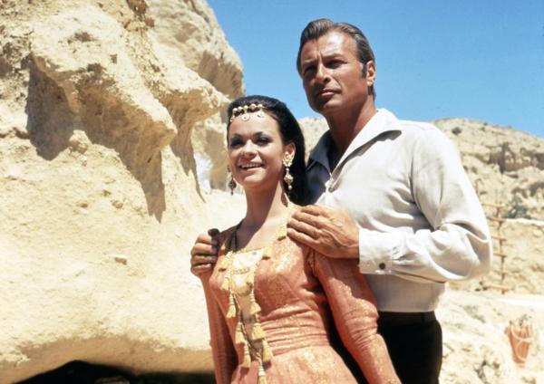Bild 1 von 1: Der Schatz der Chaldäer befindet sich in einem Berg, der von Mara Durimeh bewacht wird. Um an diesen Schatz zu kommen, entführen die Banditen die Enkelin Ingscha (Marie Versini). Kara Ben Nemsi (Lex Barker) und seine Freunde befreien sie.
