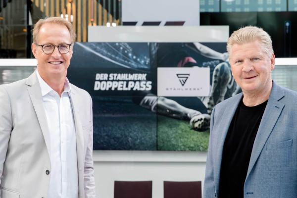 Bild 1 von 2: Stahlwerk Doppelpass Moderator Florian König und SPORT1 Experte Stefan Effenberg