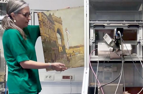 Bild 1 von 2: Ioanna Mantouvalou röntgt das geheimnisvolle Gemälde ?Die Feldherrenhalle?. Verbirgt sich unter der obersten Schicht ein Nazi-Symbol?