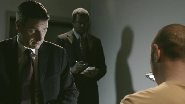 Bild 1 von 8: Lt. Joe Kenda (Carl Marino) befragt den Nachbarn des ermordeten Carl Hunt, der falsche Hinweise auf den Täter gegeben hatte. Warum machte er falsche Angaben? Und was ist wirklich passiert?