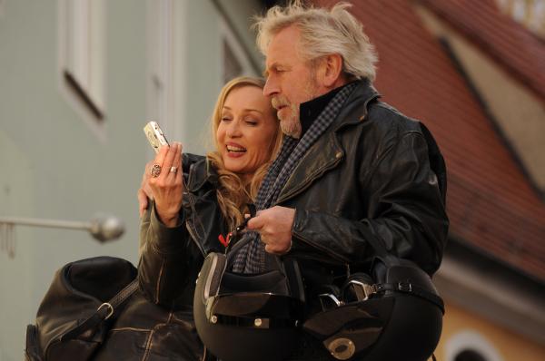 Bild 1 von 9: Jana betrachtet ihr gemeinsames Foto in Landsberg am Lech. Von links: Jana Keller (Isabella Hübner) und Martin Kirchleitner (Hermann Giefer).