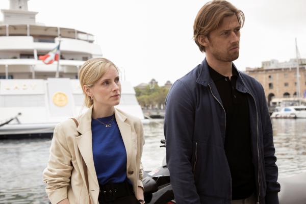 Bild 1 von 10: Konsulin Laura Simmonds (Sophie Rundle) lernt Fabian Hartmann (Philipp Boos),  einen deutschen Restaurantbesitzer mit spanischem Pass kennen, denn seine Yacht war womöglich ein Tatort.