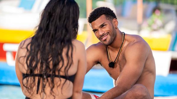 Bild 1 von 2: LOVE ISLAND USA -- Episode 706 -- Pictured: (l-r) Huda Mustafa, Jeremiah Brown -- (Photo by: Kim Nunneley/Peacock)