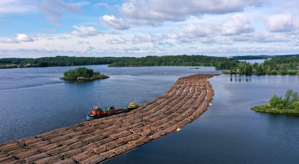 Bild 1 von 4: Das Holzfloß am Ziel der Reise, die Zellstofffabrik in Lappeenranta.