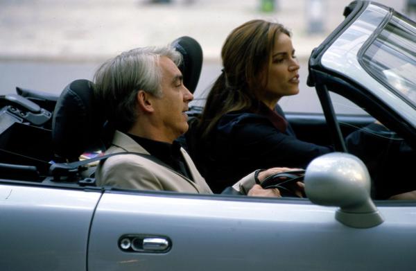 Bild 1 von 14: Das Auto von Felix (Christoph M. Ohrt, l.) ist in der Werkstatt. Also lässt er sich als Beifahrer von seiner neuen Kanzleipartnerin Sandra (Rebecca Immanuel, r.) mitnehmen und spart nicht mit spitzen Bemerkungen über ihre Fahrkünste ...