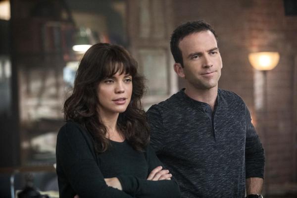 Bild 1 von 8: Tammy Gregorio (Vanessa Ferlito, l.) und Christopher LaSalle (Lucas Black, r.) ermitteln in ihrem neuen Fall gegen einen rasanten Flüchtigen ...