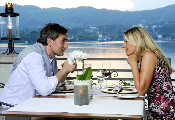 Bild 1 von 15: Bei einem romantischen Abendessen lernen Valerie (Sophie Schütt) und ihr Chef Martin (Giulio Ricciarelli) sich endlich besser kennen.