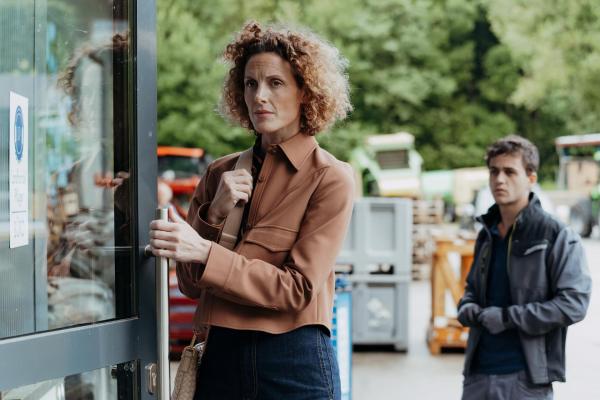 Bild 1 von 15: Im Bild: Caro Pflüger (Barbara Lanz) ist enttäuscht, dass ihr Vater ihr den Landhandel nicht vererbt hat. Auch die positiven Zusprüche von Xaver Hofinger (David Ali Rashed) helfen ihr wenig, sich besser zu fühlen.