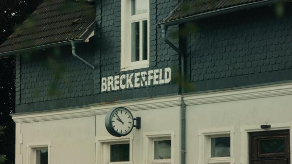 Bild 1 von 27: Im Bild: Der Bahnhof im Ort Breckerfeld, bei dem das Angelparadies ganz in der Nähe liegt, welches das Drehkreuz für Drogenkurierfahrten in ganz Europa war.