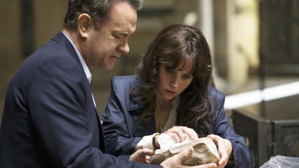 Bild 1 von 6: Langdon (Tom Hanks) und Sienna (Felicity Jones) versuchen versteckte Hinweise in Dantes \
