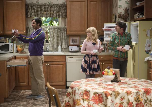 Bild 1 von 27: Organisieren ein Essen zu Ehren von Mrs. Wolowitz: Howard (Simon Helberg, r.), Bernadette (Melissa Rauch, M.) und Raj (Kunal Nayyar, l.) ...