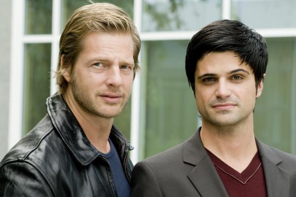 Bild 1 von 21: (1. Staffel) - Ein ungleiches Paar: Mick Brisgau (Henning Baum, l.) und Andreas Kringge (Maximilian Grill, r.) ...