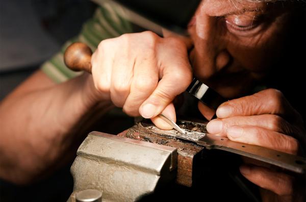 Bild 1 von 7: Waffengraveurin Sigrid Mückenheim graviert die Details mit einem Handstichel.