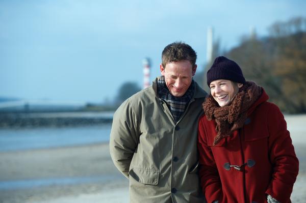 Bild 1 von 15: Leo Schreiber (Wotan Wilke Möhring, l.) und Marie Johanson (Bernadette Heerwagen, r.) spazieren gemeinsam an der Elbe entlang.