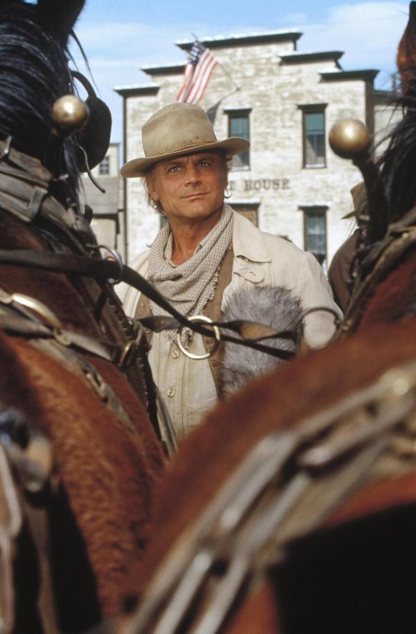 Bild 1 von 8: Travis (Terence Hill) und Moses haben sich seit Jahren nicht mehr gesehen, denn immer wenn sie aufeinander treffen, gibt es Streit und Turbulenzen. Doch ihre Mutter möchte die beiden gerne zum Weihnachtsfest um sich haben ...