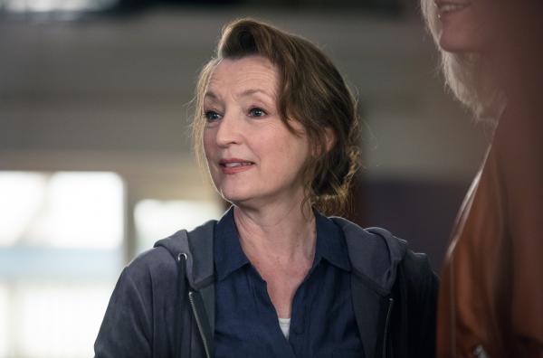 Bild 1 von 5: Cathy (Lesley Manville, li.) würde gerne das Wohnzimmer mit Michael allein ausräumen.