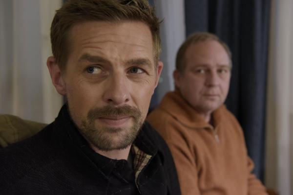 Bild 1 von 19: Jan Rothe (Klaas Heufer-Umlauf, l.); Udo Rothe (Uwe Preuss, r.)