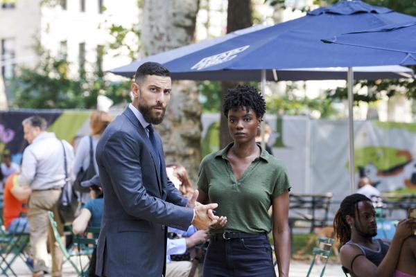 Bild 1 von 7: Special Agent Omar Adom 'OA' Zidan (Zeeko Zaki, l.); Special Agent Tiffany Wallace (Katherine Renee Kane, r.)