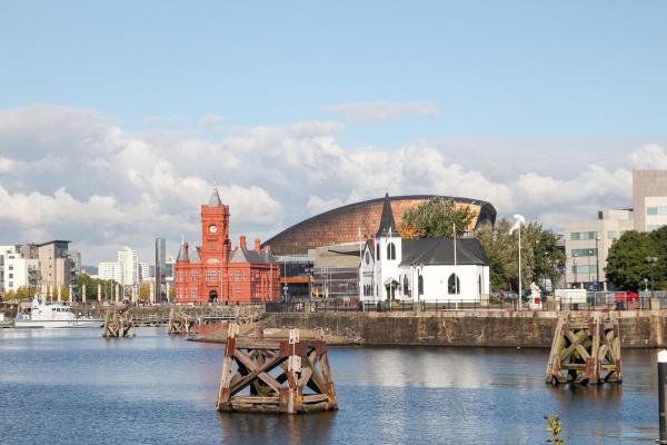 Bild 1 von 19: Im Bild: Die Uferpromenade an der Cardiff Bay ist ein Unterhaltungszentrum für die Stadt Cardiff in Wales.
