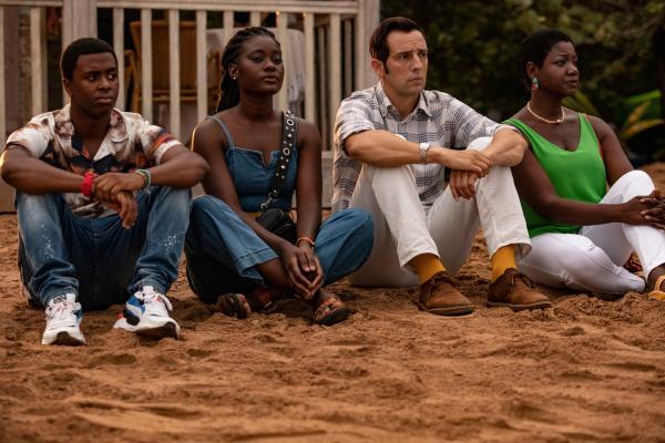 Bild 1 von 3: Officer Marlon Pryce (Tahj Miles, l.), Naomi Thomas (Shantol Jackson, 2. v. l.), und Darlene Curtis (Ginny Holder, r.) sind besorgt um Detective Neville Parker (Ralf Little, 2. v. r.) und zugleich entschlossen, ihm in dieser schwierigen Zeit beizustehen.