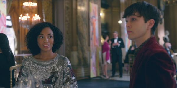 Bild 1 von 3: Cece (Hailey  Romain, l.) hat sich darauf gefreut, mit Adrian (Cameron James-King, r.) zur Tanz-Gala zu gehen. Doch Adrian benimmt sich an diesem Abend äußerst merkwürdig.