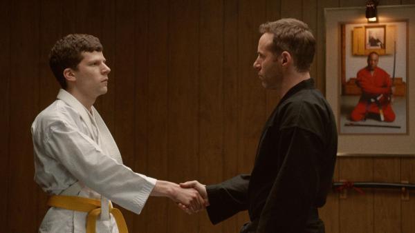 Bild 1 von 4: Casey (Jesse Eisenberg, l.); Sensei (Alessandro Nivola, r.)