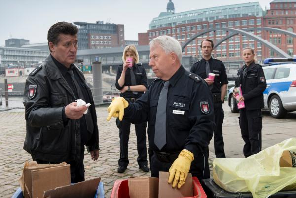 Bild 1 von 11: Wolle (Harald Maack, M.) versteht keinen Spaß, wenn es um Mülltrennung geht. Das kriegt auch Hans (Bruno F. Apitz, l.) zu spüren. Im Hintergrund Melanie Hansen (Sanna Englund, 2.v.l.), Mattes Seeler (Matthias Schloo, 2.v.r.), Franzi Jung (Rhea Harder-Vennewald, r.).