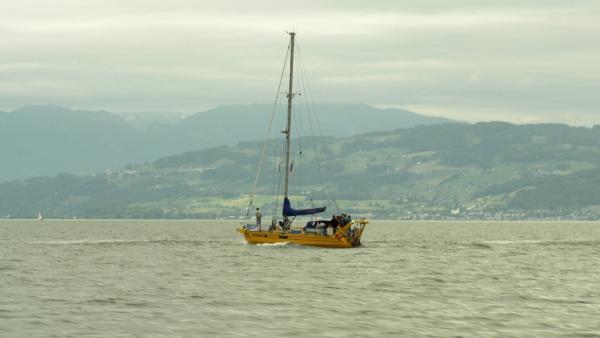Bild 1 von 2: Die Albebaran ist ein Forschungssegelschiff, das immer wieder auf dem Bodensee kreuzt, um Schülern der Anrainergemeinden die Arbeit von Biologen näherzubringen und ein Bewusstsein für die ökologischen Aspekte des Sees zu vermitteln.