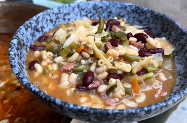Bild 1 von 2: Pistou-Suppe ist eine Spezialität der provenzalischen Küche, die besonders im Spätsommer zubereitet wird.