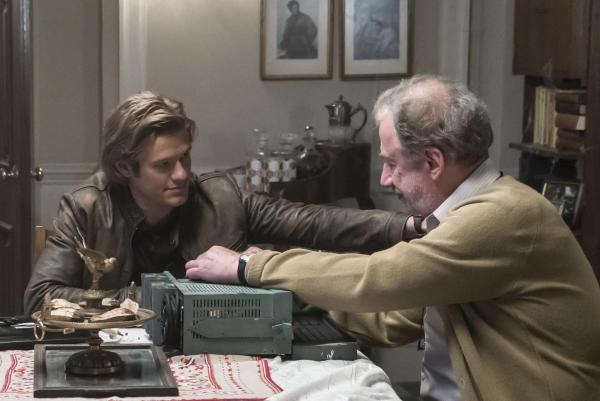 Bild 1 von 27: MacGyver (Lucas Till, l.) braucht die Hilfe von dem russischen Bombenbauer Alexander Orlov (Elya Baskin, r.), um einen Sprengkopf zu entschärfen. Doch wird es ihnen rechtzeitig gelingen?