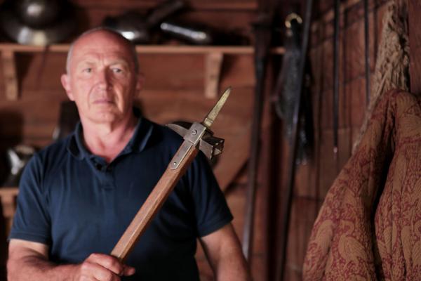 Bild 1 von 4: Der Kriegshammer ist im Mittelalter eine der wenigen Waffen, die dem Ritter gefährlich werden können. Mike Loades, Experte für die Herstellung historischer Waffen und deren Einsatz, demonstriert den Kriegshammer in der Waffenkammer des Middelaldercentret (Dänemark).