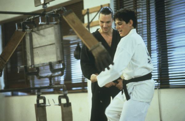 Bild 1 von 8: Terry Silver (Thomas Ian Griffith, l.); Daniel (Ralph Macchio, r.)