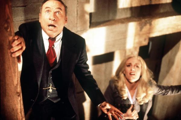 Bild 1 von 7: In der Nervenklinik geht es drunter und drüber: Richard H. Thorndyke (Mel Brooks, l.) und Victoria Brisbane (Madeline Kahn, r.) können nicht fassen, was sie zu sehen bekommen ...