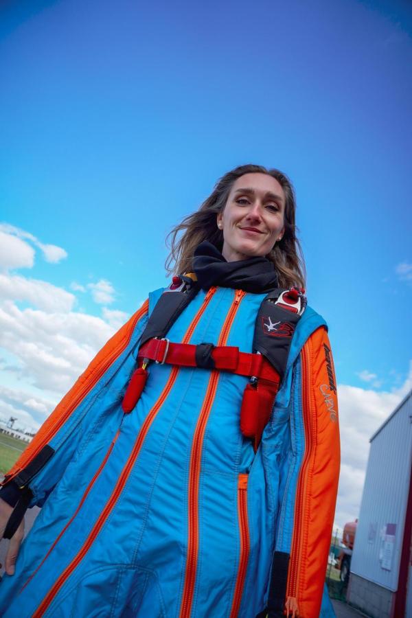 Bild 1 von 4: Im Bild: Lisa Buchner in ihrem 'Wingsuit' im Para Club in Wiener Neustadt.