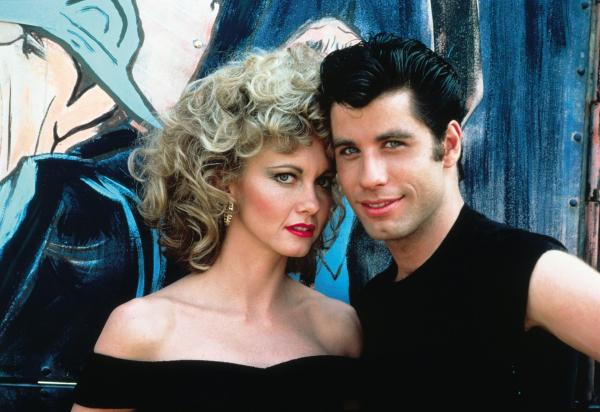 Bild 1 von 4: Dreieinhalb Stunden Lockendrehen und vier Pfund Haargel machen aus Sandy (Olivia Newton-John, l.) und Danny (John Travolta, r.) das angesagteste Paar der ganzen High School ...