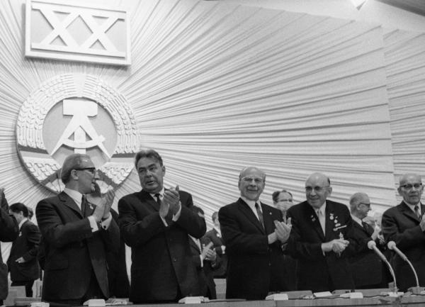 Bild 1 von 2: Walter Ulbricht (M.) und Erich Honecker (l.) auf einer Festveranstaltung zum 20. Jahrestag der DDR 1969.